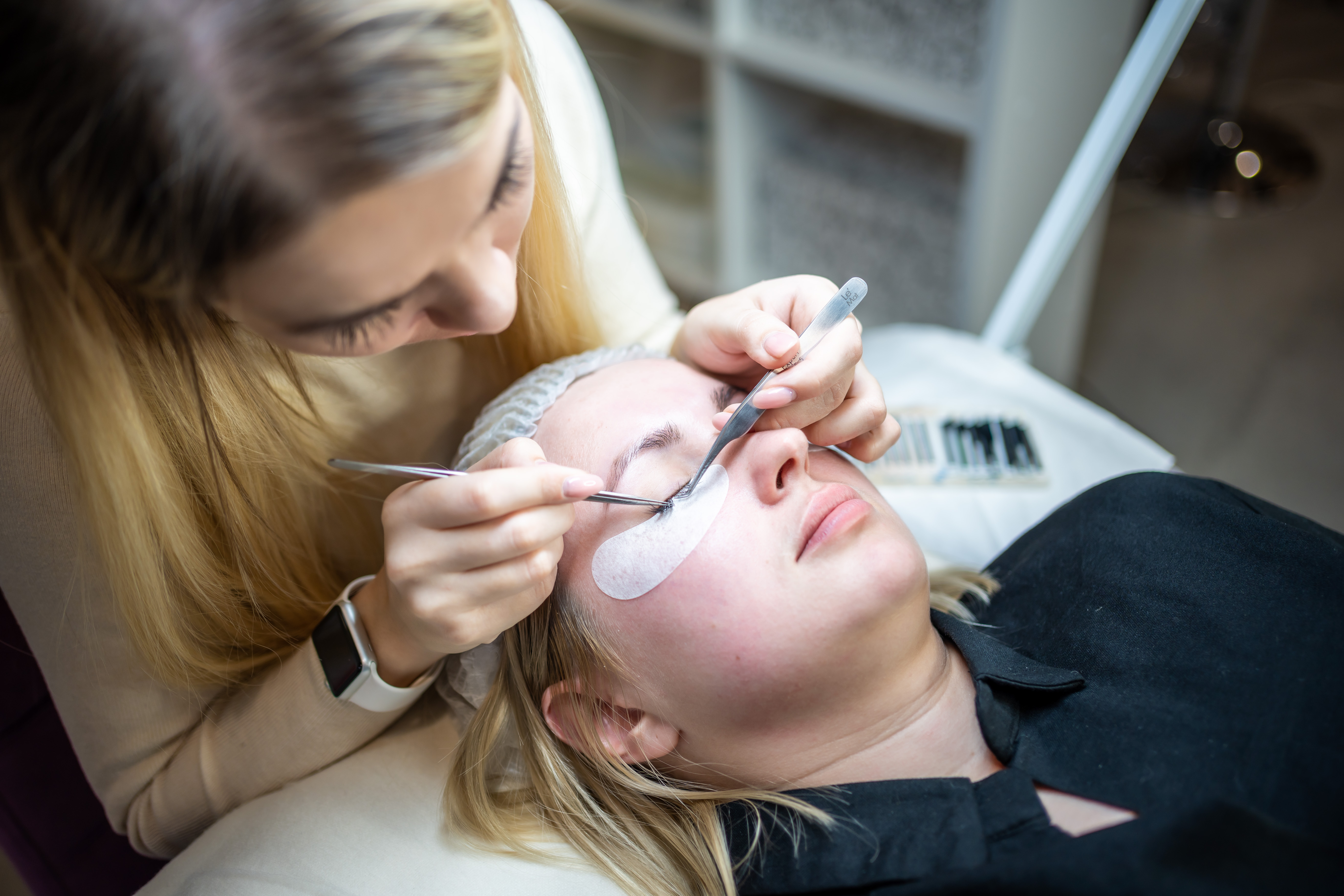 Lash artistka aplikuje klientce umělé řasy